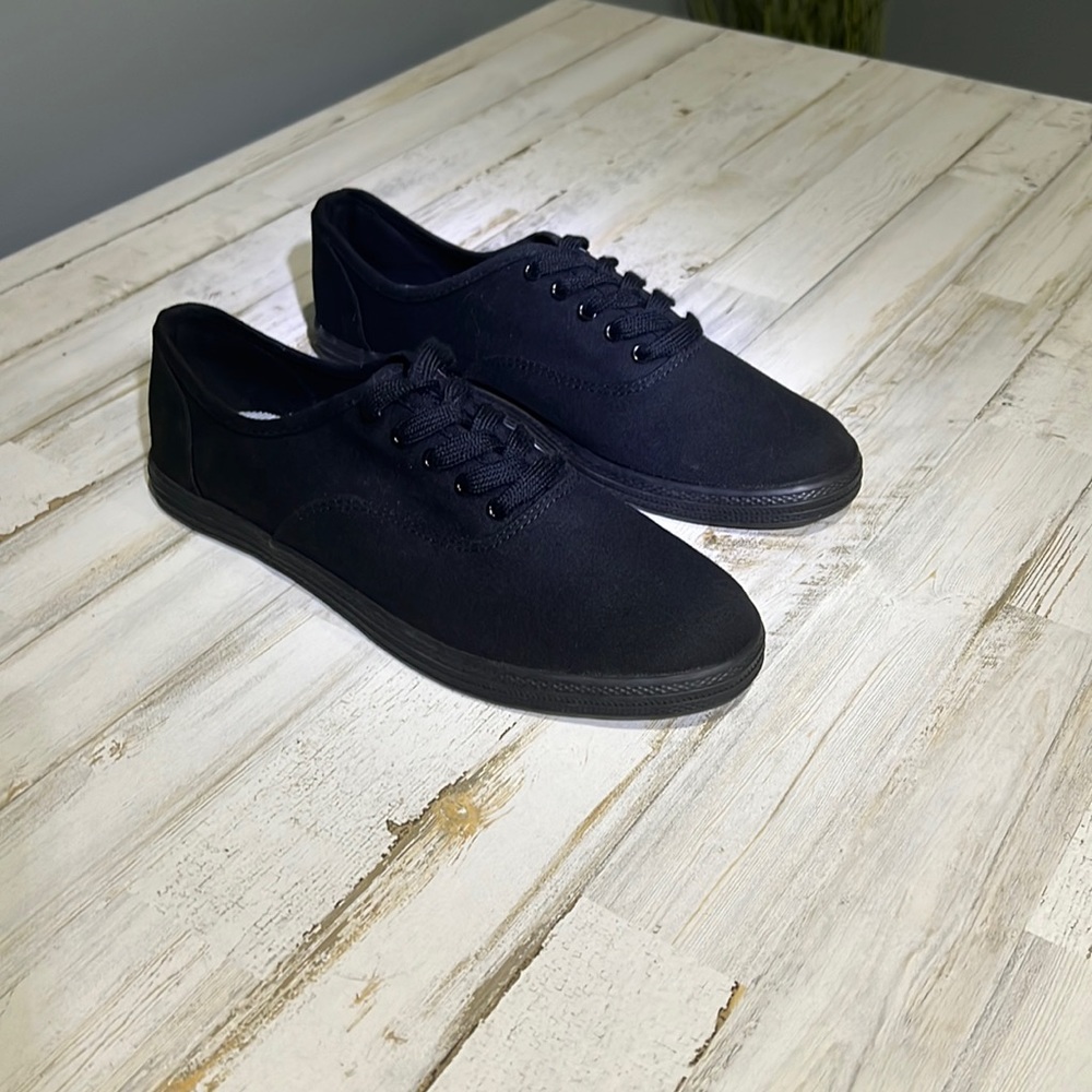 Universal Thread Size 9 Sneaker